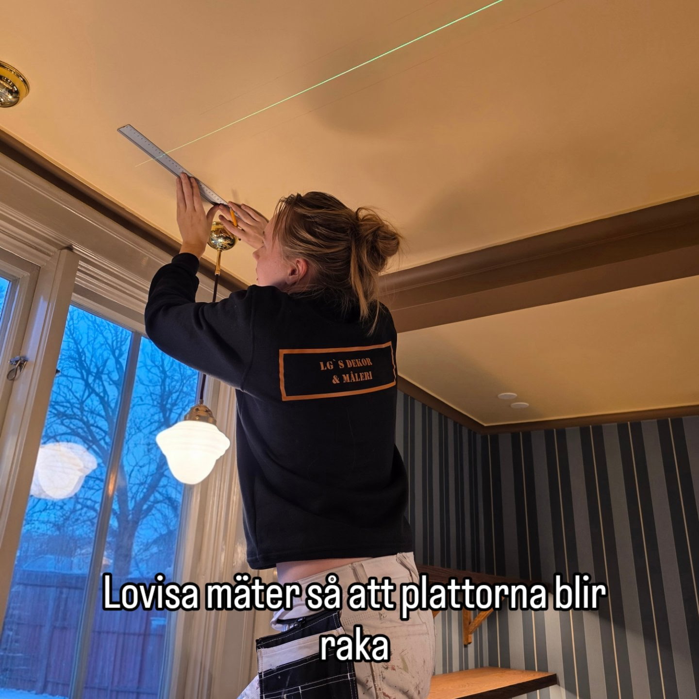 Steg 9: Lovisa mäter så att plattorna blir raka